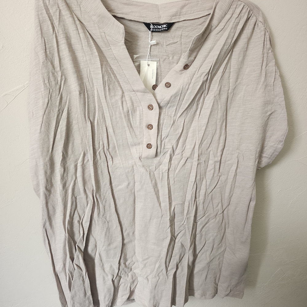 BloomChic Beige Button-Up Blouse Size 2x NWT